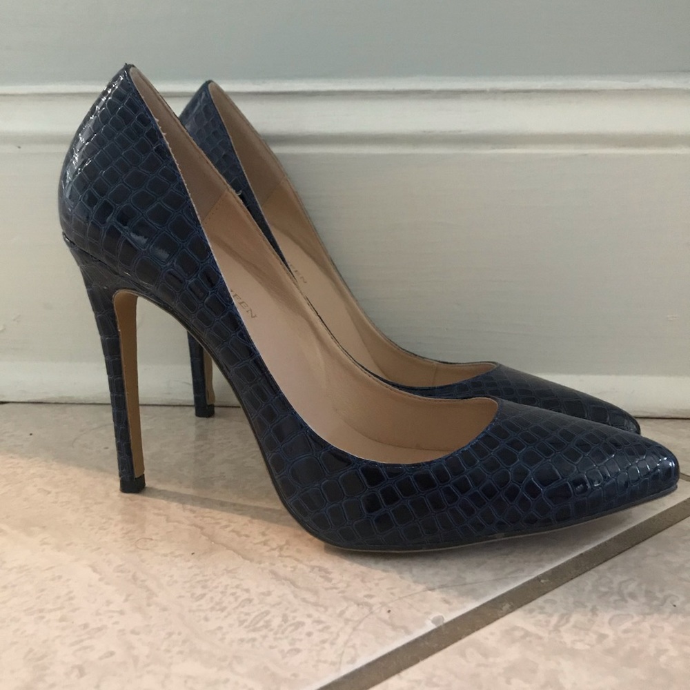 LIKE NEW NAVY CROC LIKE HEELS SIZE 10